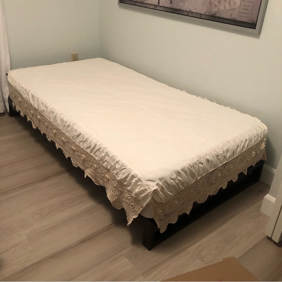 Crocheted Twin Bed Skirt - Picture 3 of 9